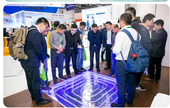 15447071577044.png 眾多參觀者對(duì)艾萊卡冷凝壁掛爐配地暖系統(tǒng)這種最佳設(shè)計(jì)饒有興致.png