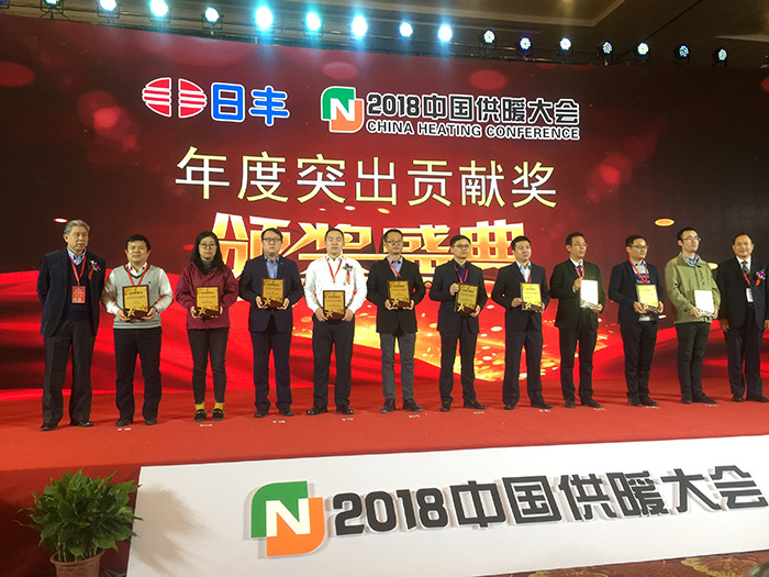 15483216691713.jpg 宮總(左二)代表艾萊卡上臺領(lǐng)獎.jpg